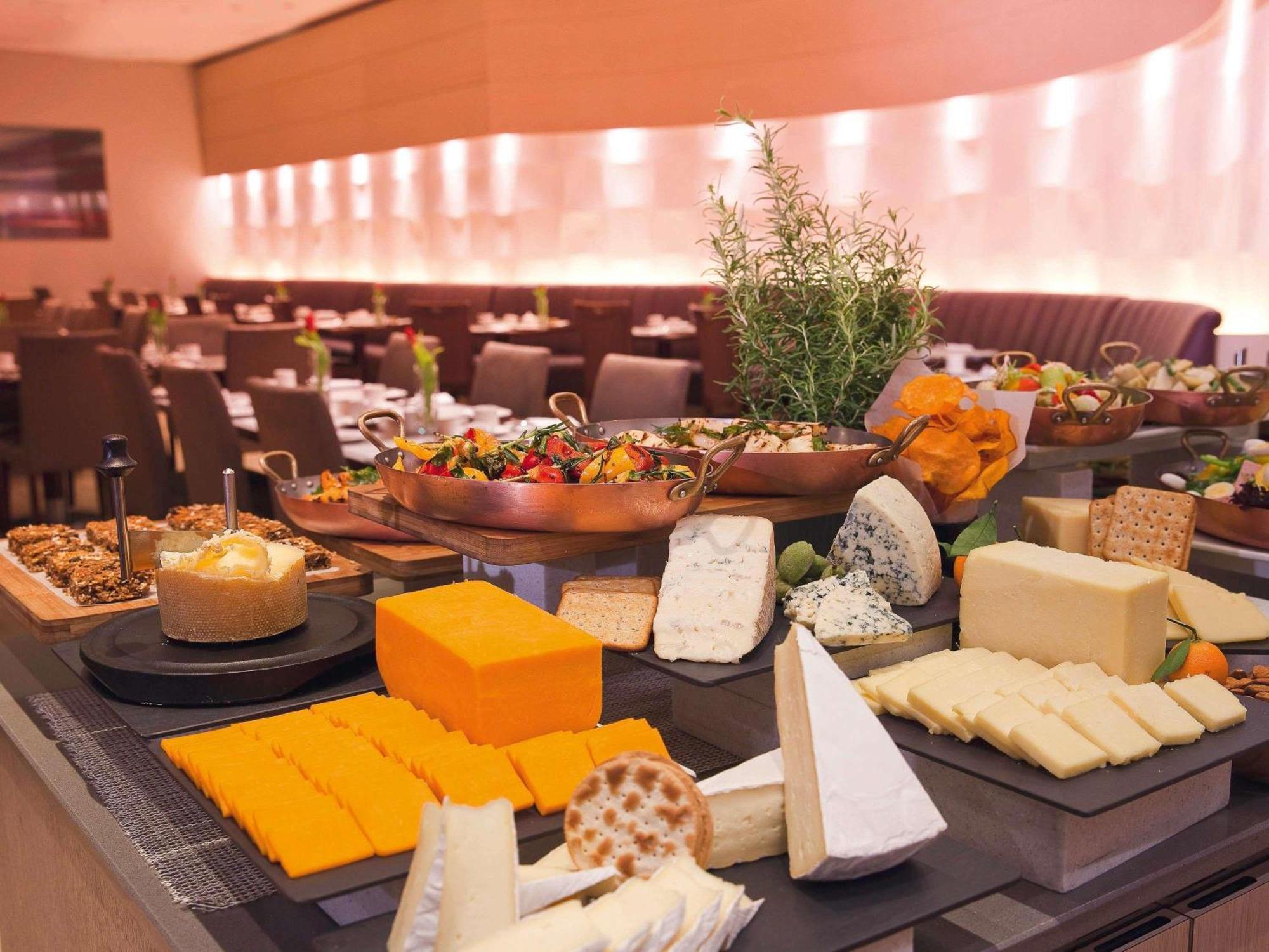 Mövenpick Hotel&apartments Bur 5*